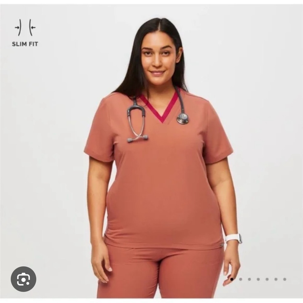 FIGS Oran Slim fit scrub top straight leg bottoms.size large Excellent condition